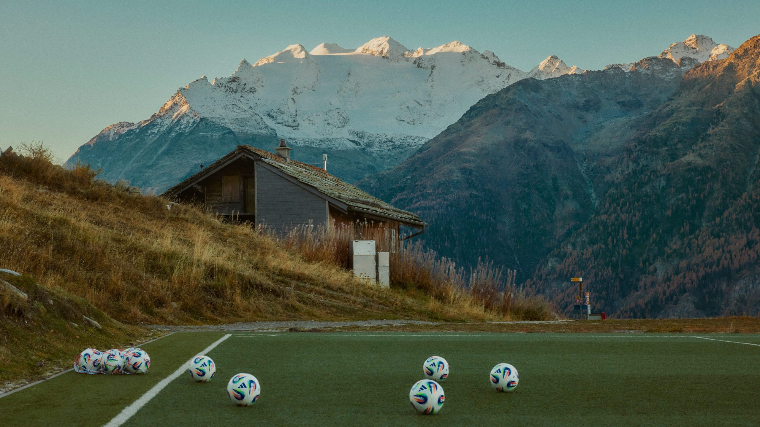 ADIDAS LANSEAZA „KONEKTIS” - MINGEA OFICIALA DE MECI PENTRU UEFA WOMEN'S EURO 2025™